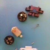 تصویر چرخدنده و قطعات جلوی ماشین کنترلی کوچک 