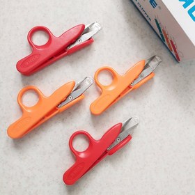 تصویر قیچی سر نخ زن انگشتی 