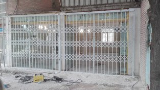 تصویر درب آکاردیونی فروشگاهی با طراحی مدرن و ایمن - 1*1 / سفید 