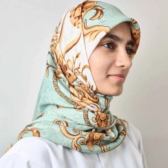 تصویر روسری نخی گلوریا طرح تاج | سبز دریایی با جزئیات طلایی | قواره بزرگ ۱۴۰ 
