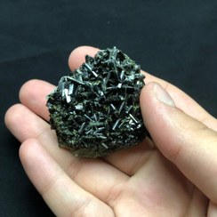 تصویر سنگ اپیدوت معدنی مشکی رنگ مناسب کلکسیون Epidote