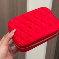 تصویر جعبه جواهرات مخملی قرمز 