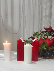 تصویر ست سه تایی شمع استوانه‌ی شیاردار - سفید و قرمز A set of three grooved cylindrical candles