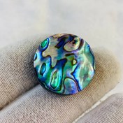 تصویر نگین صدف رنگين كمانى آبالون طبيعى سایز 26 ميلی‌متر 