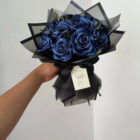 تصویر دسته گل رز ربانی آبی با کاغذ مشکی و برگ سبز Blue Ribbon Rose Bouquet with Black Wrapping and Green Leaves