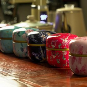 تصویر قوطی فلزی سرخابی 