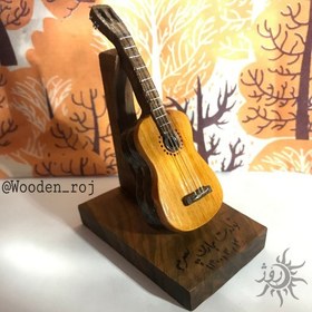 تصویر گیتار مینیاتوری چوبی دکوری 10 سانتی متر همراه با پایه 