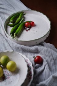 تصویر ظرف لبه دار گل سرخی 