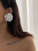 تصویر گوشواره گل مخملی سفید 