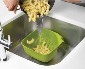 تصویر آبکش مربعی با گوشه‌های آسان‌ریز و دسته عمودی جوزف جوزف 