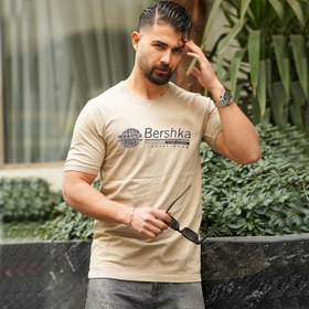 تصویر تیشرت مردانه Bershka برشکا رنگ کرمی نخ پنبه آستین و یقه کشی Bershka cream men's t-shirt