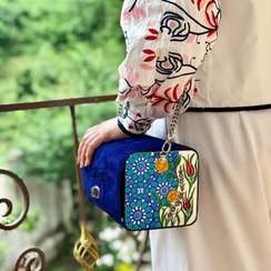 تصویر کیف رودوشی طرح گل و سنت چرم طبیعی اشبالت رنگ آبی کاربنی 