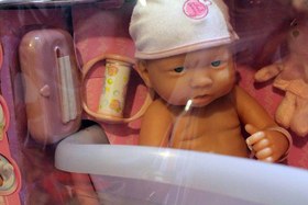 تصویر عروسک نوزاد همراه با ست حمام Baby Peek a Boo 