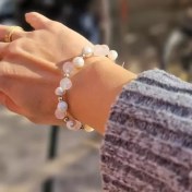 تصویر دستبند مروارید طبیعی و رز کوارتز 