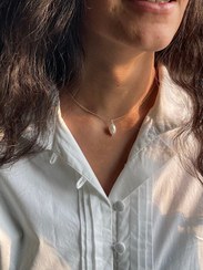 تصویر زنجیر نقره با آویز باروک سفید یا گلبهی Silver chain with white baroque pendant