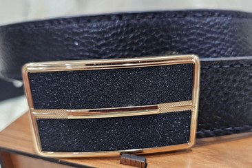 تصویر کمربند دو رو چرم گاوی با مغزی بین دو لایه و دستدوز 