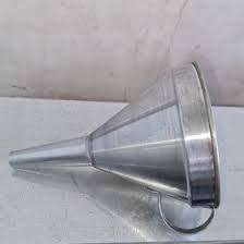 تصویر قیف فلزی دهانه 12 سانتی متر 