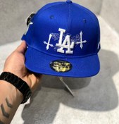 تصویر کلاه کپ برند New Era فیت بک سایز 3/8 7 طرح LA صلیب آبی 