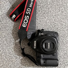 تصویر دوربین دیجیتال کانن مدل EOS 5D Mark IV به همراه لنز کانن مدل EF 50mm f/1.8 STM(کارکرده 18 هزارشات) 