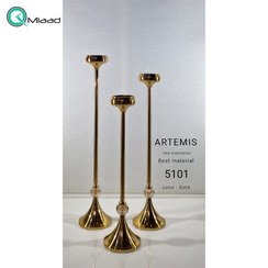 تصویر شمعدان ایستاده فلزی آرتمیس مدل 5101، شمعدان فلزی کنار سالنی باریک و بلند سه تکه، متریال فلز براق مقاوم و استفاده به عنوان وسیله تزیینی حتی بدون شمع، رنگ طلایی 