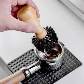 تصویر فرچه نظافت پرتافیلتر دستگاه اسپرسو ساز دسته چوبی pretafilter-cleaning-brush-with-wooden-handle