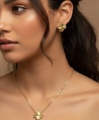 تصویر نیم‌ست استیل ونکلیف طلایی – ظرافت درخشان با پلاک مینیمال و جلوه لوکس Vancleef Golden Stainless Steel Jewelry Set