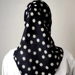 تصویر مینی اسکارف نخی دخترانه طرح گل بابونه قواره ۸۰ رنگ مشکی 