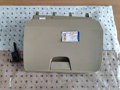 تصویر جعبه داشبورد بژ متوسط مانترال دنا و دنا پلاس ایساکو 