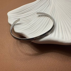 تصویر بنگل ساده پشت ساعت 