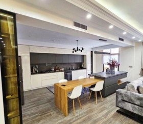 تصویر کابینت هایگلس دورنگ ودوپله باجزیره طراحی شده نقد واقساط کدK ۴۳۸ 