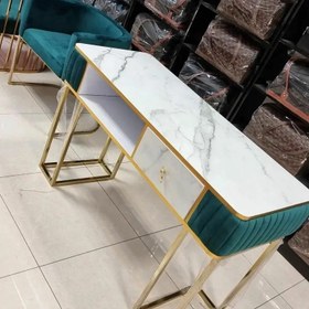تصویر میز ناخن تک نفره پایه فلزی فورتیک دررنگ بندی طلایی وکروم و بغل پارچه خم وصاف رویه طرح سنگ مشکی وسفید 
