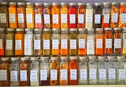 تصویر شیشه ادویه 14 سانت به همراه سر نمک پاش و لیبل 