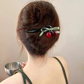 تصویر گیره پشت مویی گیلاسی 