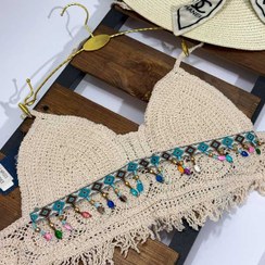 تصویر سوتین بافتنی زنانه کرم رنگ – نیم‌تنه دست‌بافت فانتزی با منجوق‌دوزی 