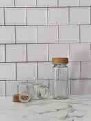 تصویر بانکه شیشه‌ای مک‌کارتی با درب چوبی و استند چوبی 