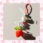 تصویر آویز گوشی توت فرنگی 