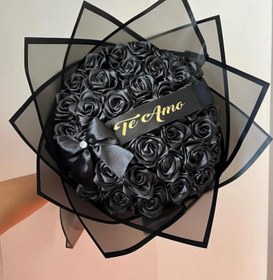 تصویر دسته گل رز ربانی مشکی ۳۵ شاخه با کاغذ مشکی 35-Stem Black Ribbon Rose Bouquet with Black Wrapping