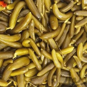 تصویر خیارشور خانگی تهیه شده از سبزیجات معطر محلی خیار محلی و سیر محلی بسیار لذید 