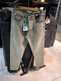 تصویر شلوار مام فیت جین کجراه رنگ‌ سبز خاکی روشن کیفیت تضمینی _ اورجینال دیلم - 3 "Light olive green corduroy mom-fit jeans, guaranteed quality – original, from Dilam."