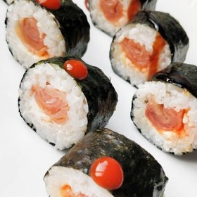 تصویر سوشی گینزا رول به همراه چاپستیک‌ و... sushi 