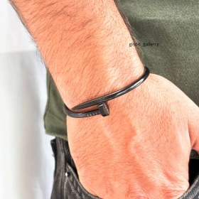 تصویر دستبند میخی استیل 