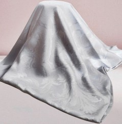 تصویر روسری ابریشم ژاکارد لمه‌دار نقره‌ای دور ریش قواره 140 – دو رو، براق و مجلسی 