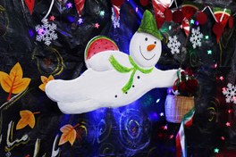 تصویر ماکت آدم برفی یک متری زمستانی A one-meter papier-mâché snowman model for decoration on the occasion of Yalda Night. snowman figure