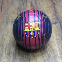 تصویر توپ فوتبال بارسلونا با امضا به رنگ کیت دوم 