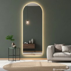 تصویر آینه بک‌لایت قدی مدل “هور” | روشنایی و زیبایی در دکوراسیون شما 