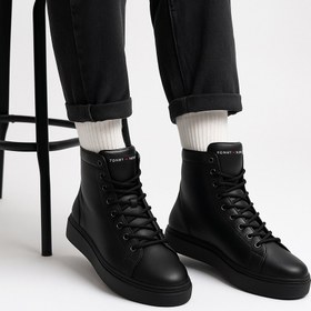 تصویر نیم‌بوت مردانه Tommy Hilfiger از کتونی‌های روزمره تا نیم‌بوت‌های چرمی لوکس — انتخابی متفاوت برای سلیقه‌های خاص