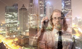 تصویر عکس با کیفیت مرد در حال نوشتن روی شیشه 