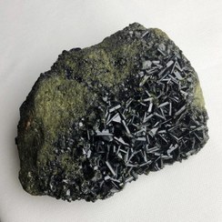 تصویر سنگ راف اپیدوت کلکسیونی پر بلور و سالم Epidote