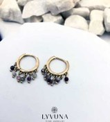 تصویر گوشواره حلقه‌ای با آویز های ریز رنگی 