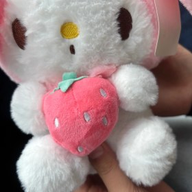 تصویر عروسک کرومی و ملودی توت فرنگی به دست 